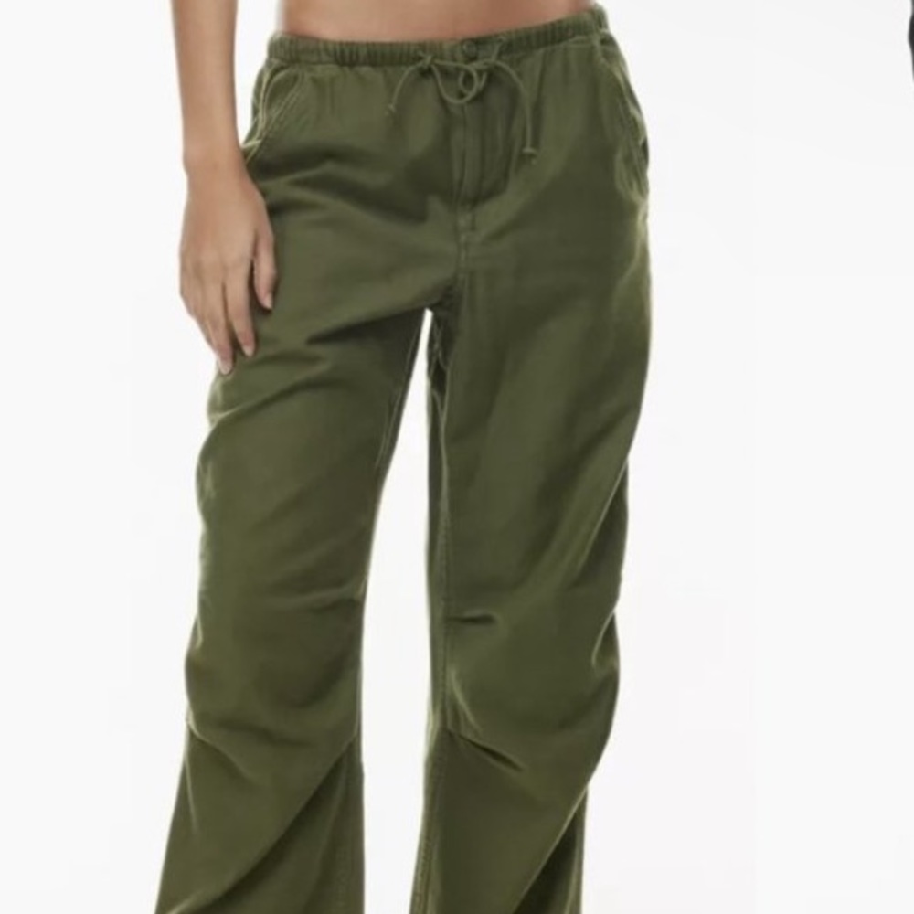 Aritzia Cache Cargo Pant Size Small in Army Green